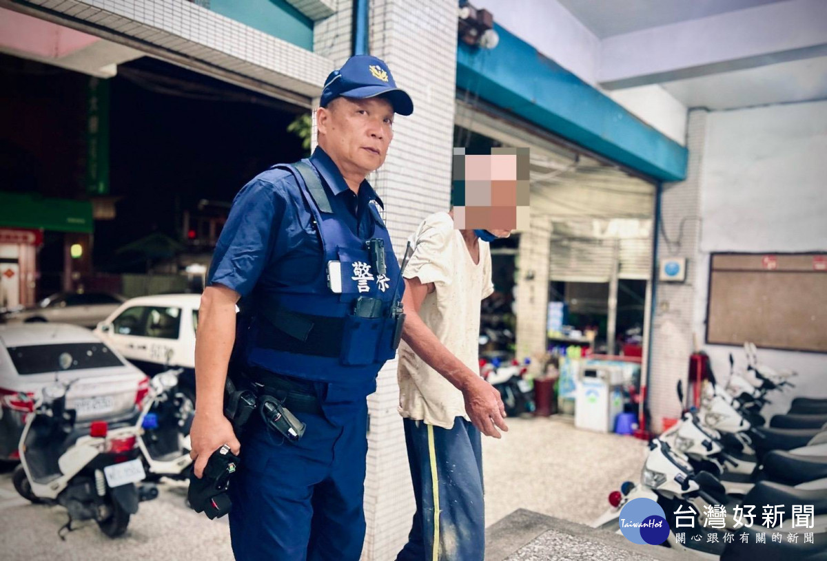 北港警協助老翁返家/北港警分局提供