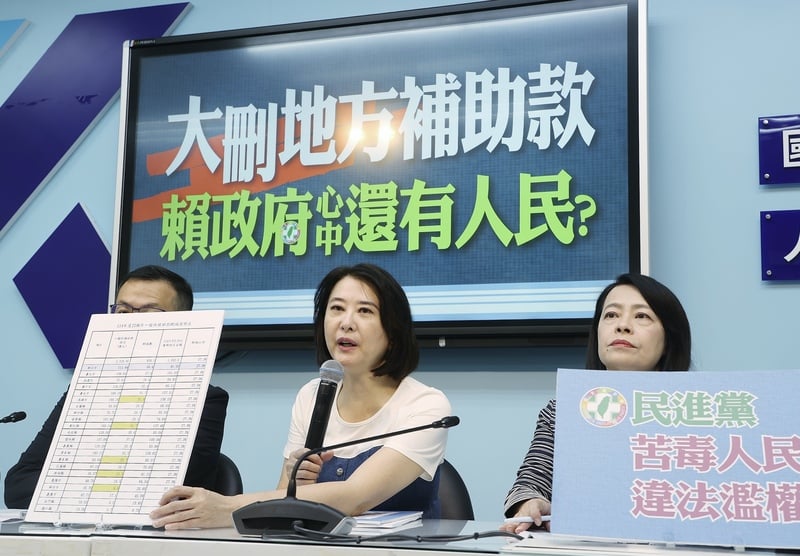 國民黨立法院黨團書記長王鴻薇（中）、副書記長許宇甄（右）等人，22日在立法院國民黨團舉行記者會。中央社