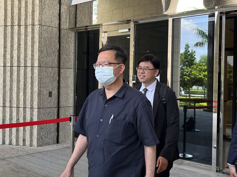桃園地方法院22日召開準備程序庭勘驗會議錄音,鄭文燦穿短袖、戴口罩現身,明顯瘦一圈。中央社