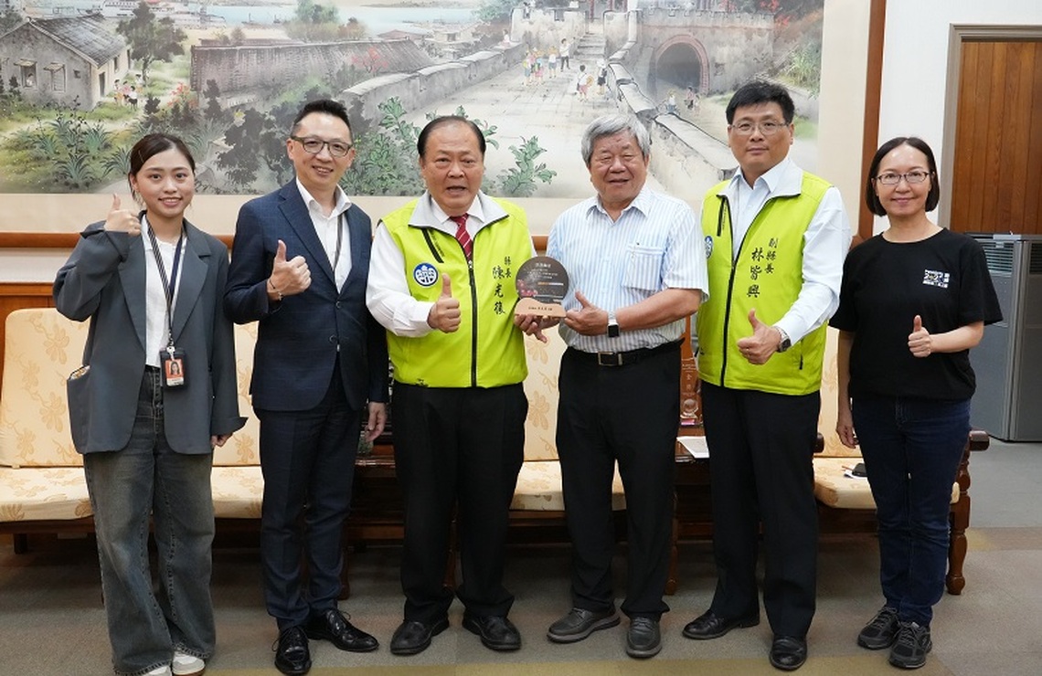 澎澄飯店榮獲五星級旅館殊榮 陳光復頒發標章肯定卓越貢獻