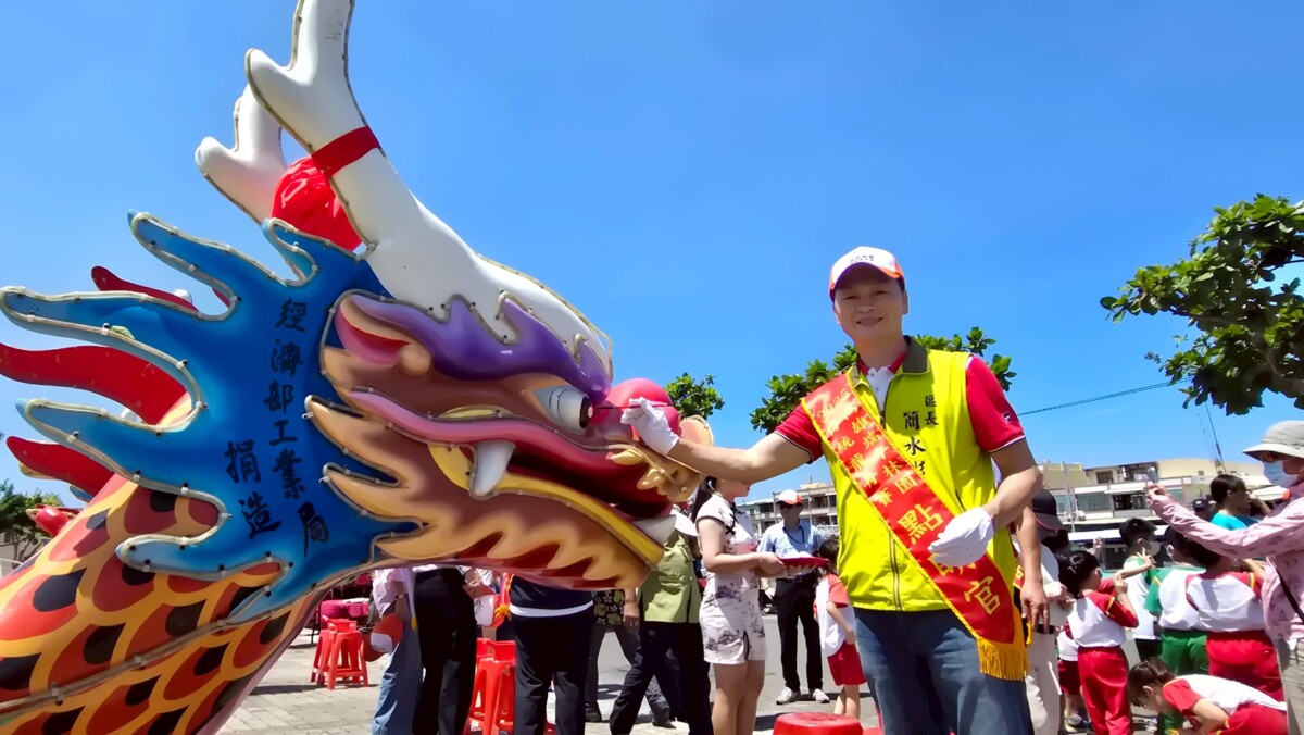 ▲圖說：林園區長簡水彬及各界貴賓擔任龍舟點睛官。( 記者李堂安翻攝)