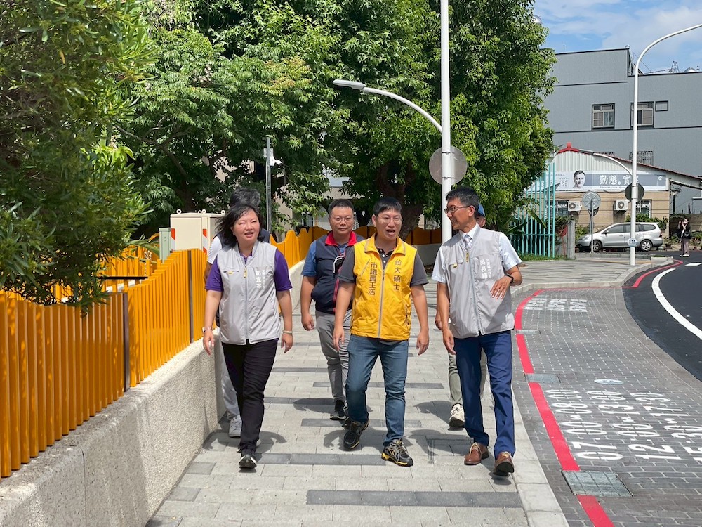 王浩議員(前中)為維護校園週邊安全,要求市府建100%的通學步道。(圖/王浩議員服務處提供)