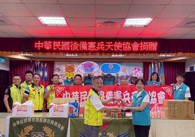 後備憲兵天使協會到嘉義榮服處捐助認養金。(圖/嘉義榮服處提供)