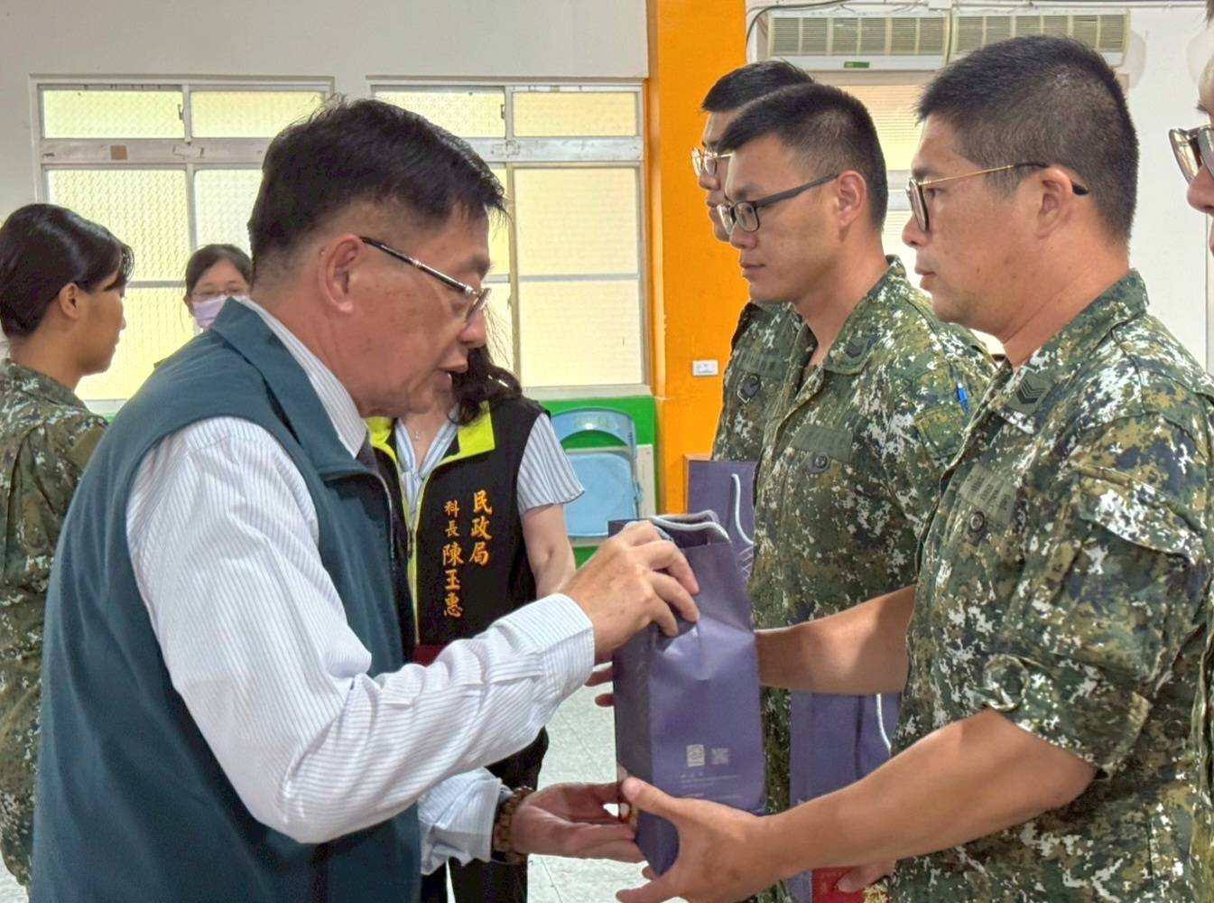 ▲民政局長姜淋煌代表巿長黃偉哲率敬軍團進行勞軍活動。（圖／記者陳彥霖翻攝）