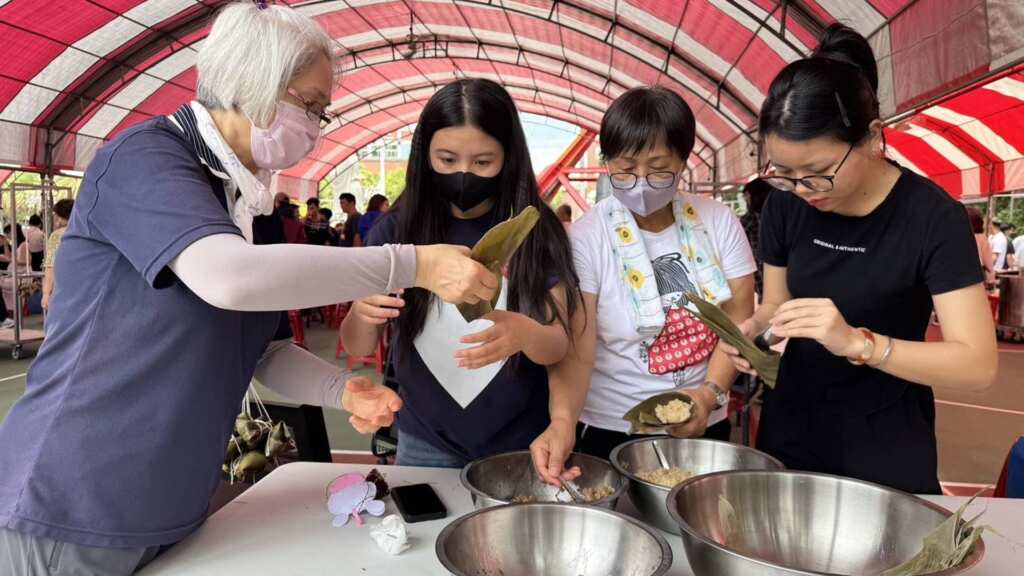 ▲端午節將至,建國科技大學今日中午在校園舉辦「慶端午 粽飄香」活動,吸引全校師生、樂齡大學學員及來自世界各地的國際生共襄盛舉,現場超過千人參與。(記者林明佑翻攝)