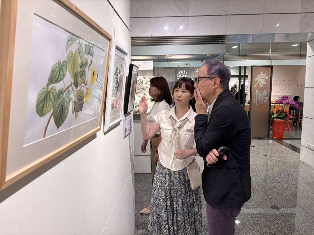▲參展會員與來賓介紹展於成美藝廊的作品。(頂新和德文教基金會提供)
