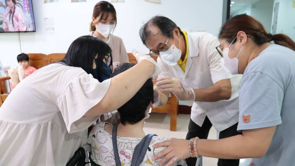 ▲喜願家園口腔篩檢現場。(彰化醫院提供)