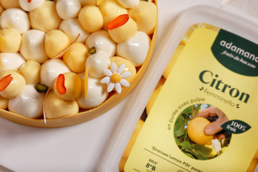 以 Adamance 艾達曼百香果泥製作滑順奶霜,搭配椰子酥波蘿蛋糕體,創作出風味層層遞進的熱帶水果塔