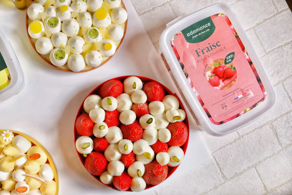 Adamance艾達曼草莓果泥與開心果蛋糕體交融,甜香細膩、質感雅致,是時下最受歡迎的草莓開心果塔