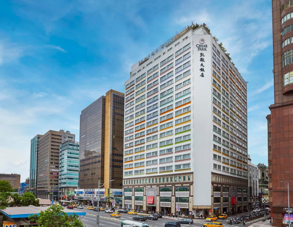 01 台北凱撒大飯店搶攻2025畢業季商機,主打連續住房送自助晚餐及謝師宴多重優惠,吸引學生族群聚會與慶祝。圖 / 台北凱撒大飯店提供