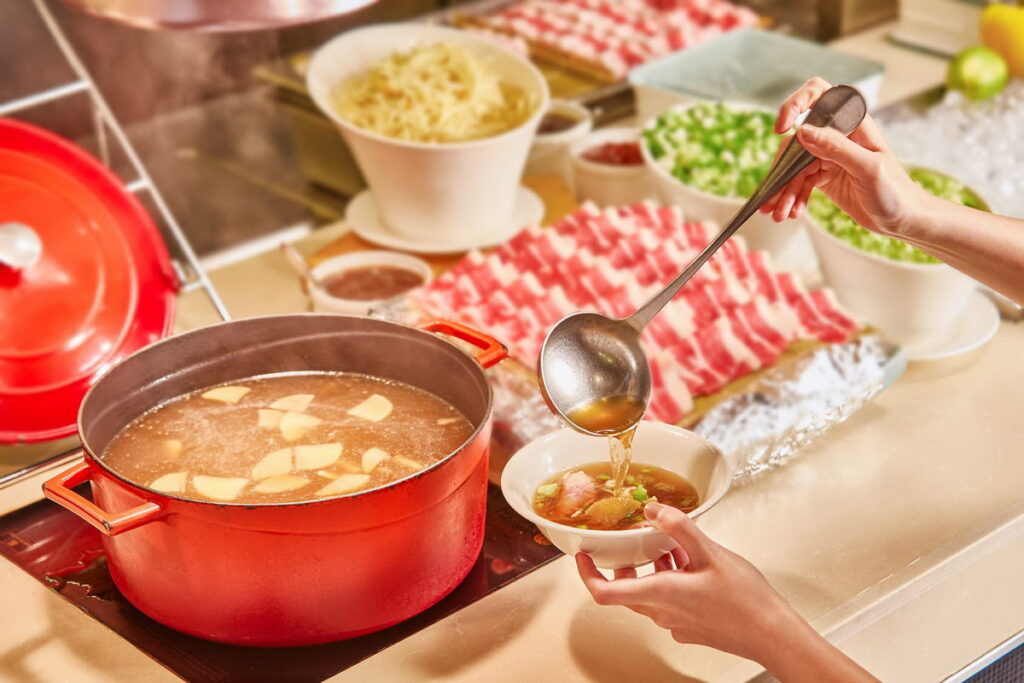 04 台北凱撒Checkers自助餐廳主打多國料理與甜點佳餚,其中以現燙牛肉湯最受歡迎,每一口都充滿鮮美滋味。6月起因應畢業季,平日午晚餐推出餐券買10送5優惠,20人同行每位只要720元。圖 / 台北凱撒大飯店提供