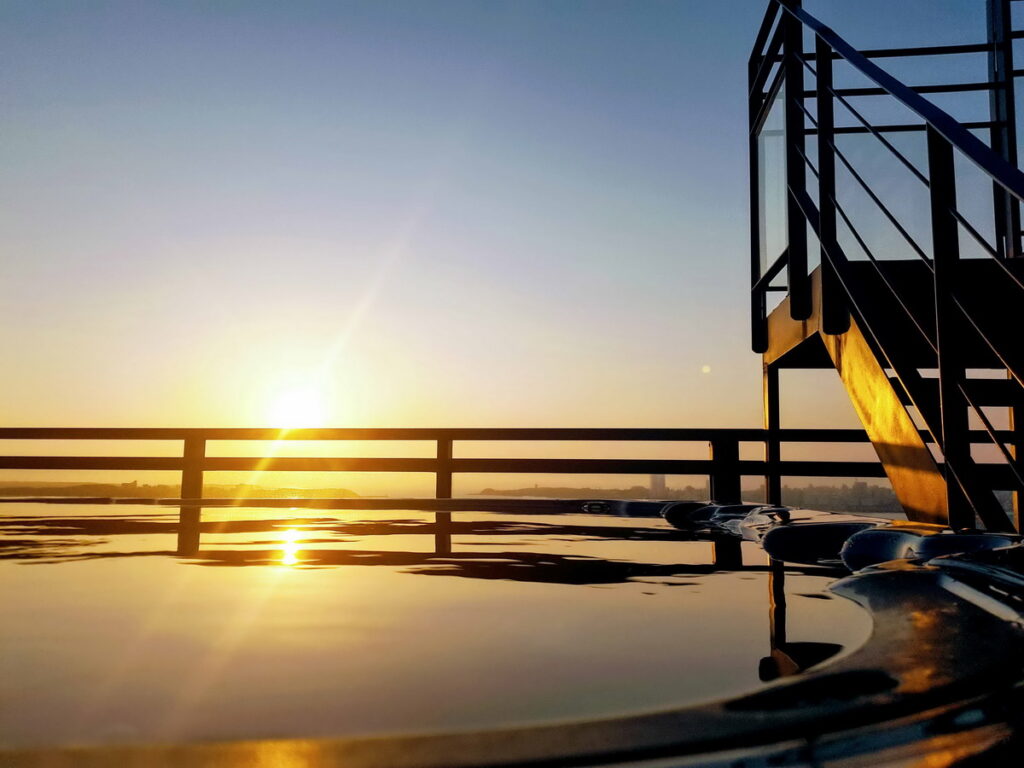 「澎湖」「彩色珊瑚礁」設有露天 SPA 泡湯區，可以一邊沐浴在夕陽餘暉與海風吹拂中，一邊眺望港口海景、漁火點點與夜空下的繽紛煙火。(圖片由Booking.com提供)