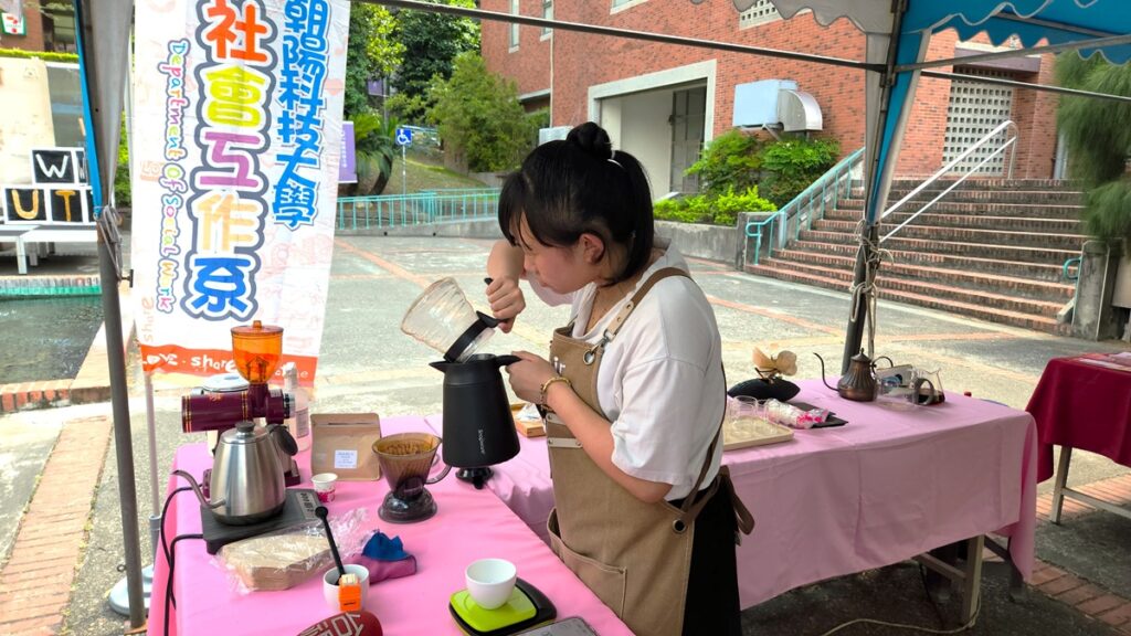 大四生林靜玉受邀在校內海豚廣場設攤,親自煮咖啡展示她的專業手藝。(圖/陳惠玲攝影)