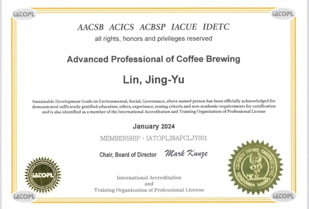 社工系大四生林靜玉取得 IOPCA 國際手沖咖啡師證照。(圖/朝陽科大提供)