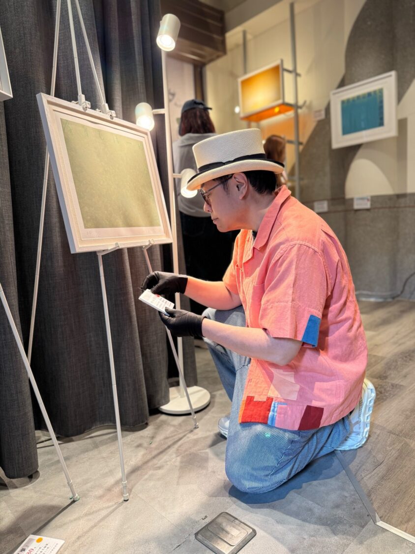 蔡康永此次展覽的每一件作品，延續他一貫「以文字為核心」的創作風格，彷彿都是一句被安靜放大的心事。(圖/潮洋行 提供)