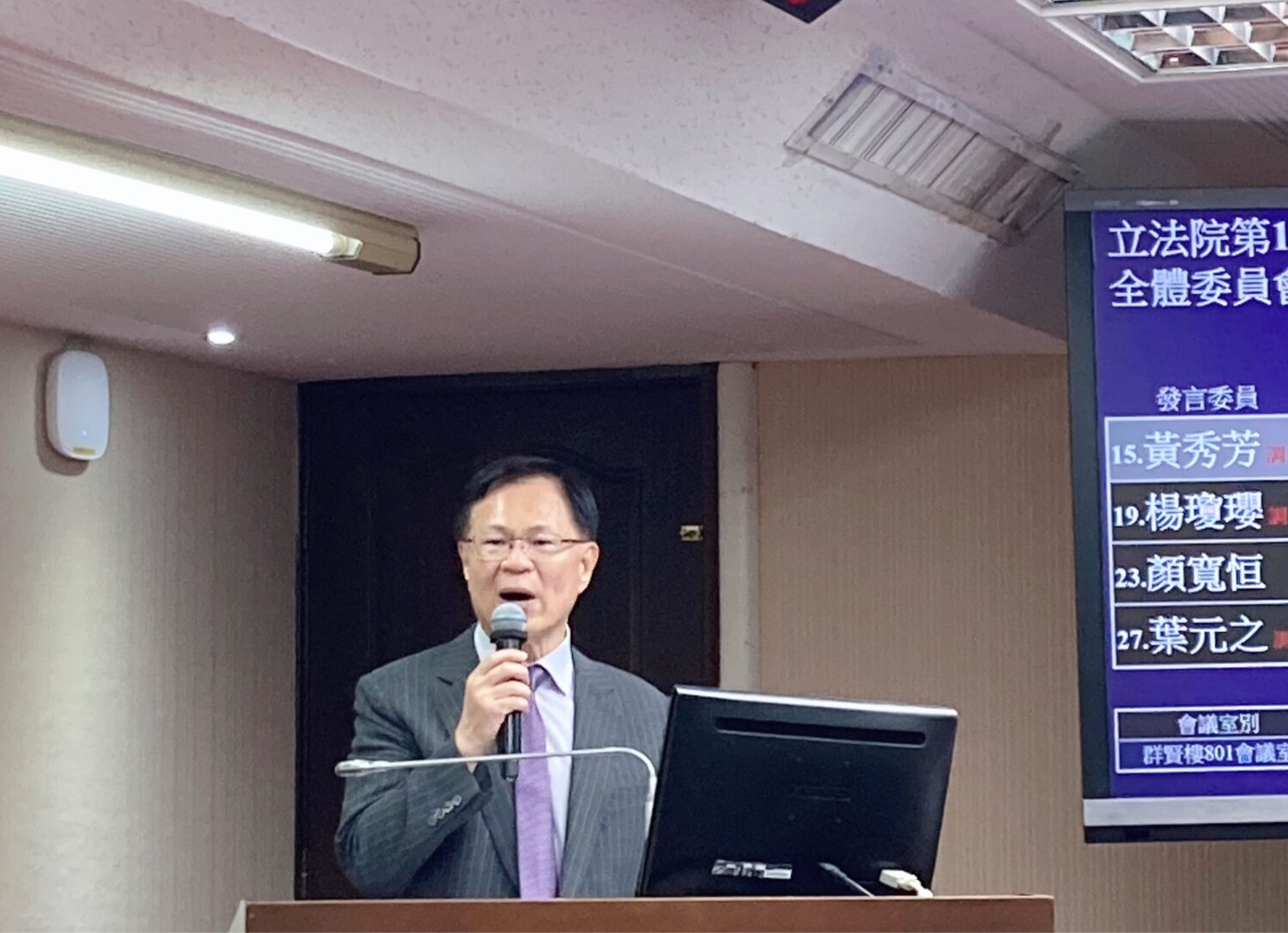 張啓楷質疑,林月琴目前仍同時擔任兩大社福團體──靖娟兒童安全文教基金會董事及台灣少年權益與福利促進聯盟(台少盟)副理事長,該兩團體皆領有政府上千萬補助,利益迴避爭議重大。(圖/張啓楷國會辦公室)