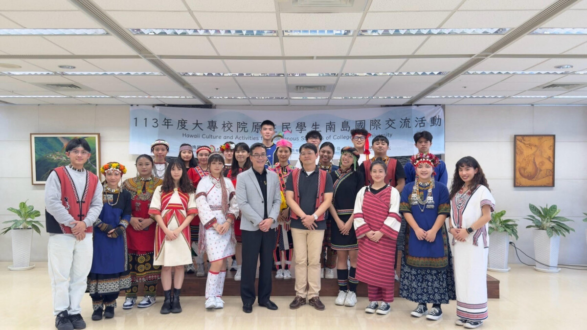 ▲何韋琪(左三)獲原民會遴選赴夏威夷交流,為唯一五專生。