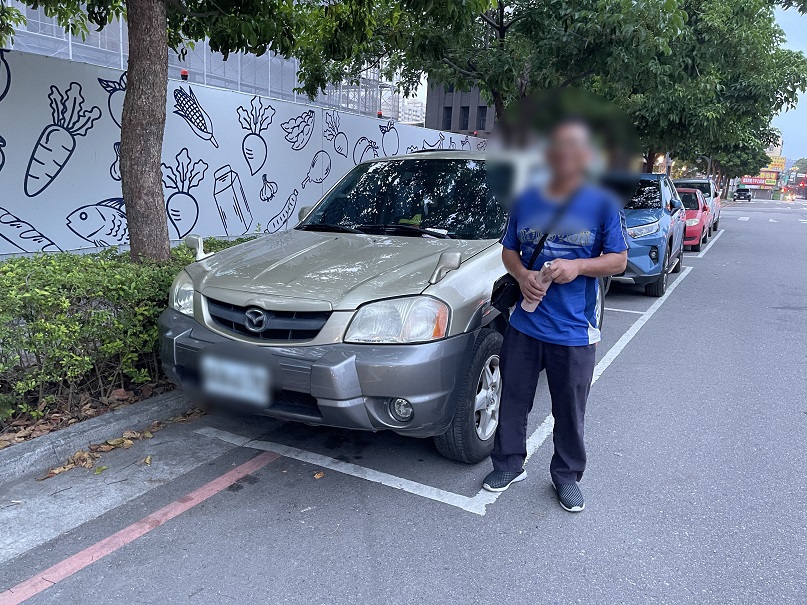 ▲愛車神隱一小時 男子抓頭求救警10分鐘找回。