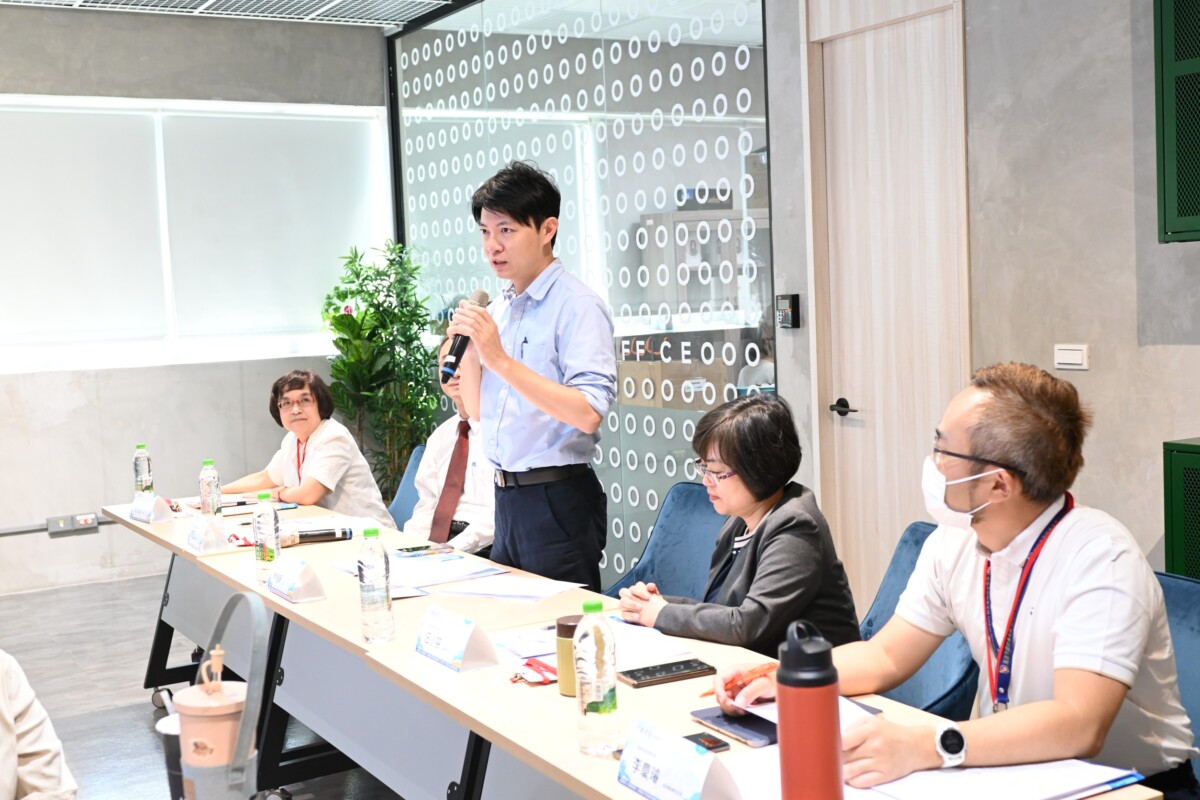 ▲高市青年局今(22)日在「K-TV高雄新媒體人才培育中心」舉辦「實習主管聯繫會議」,青年局長林楷軒(致詞者)和與會企業與學校互動交流人才培育經驗,並針對「大港年實習計畫」政策提出看法及建議。