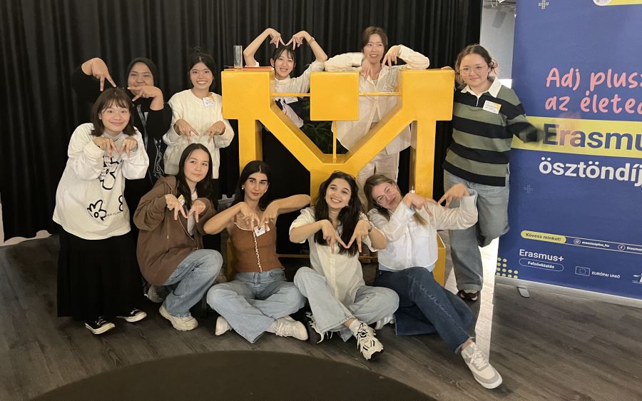 ▲文藻外大英國語文科學生陳思羽(後排左三),赴匈牙利布達佩斯城市大學交換期間,參與當地交換生迎新活動。