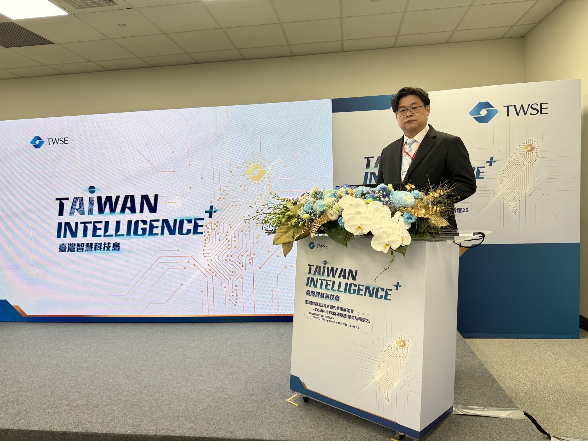 耕興(6146) 受邀參加臺灣證券交易所舉辦之「臺灣智慧科技島主題式業績展望會－COMPUTEX群雄競起 證交所精選25」活動，預見高階AI機種檢測商機，在手訂單穩健，且隨著更多新機種的訂單需求增加，增添未來營運長期成長動能。圖中為董事長特助周煒哲