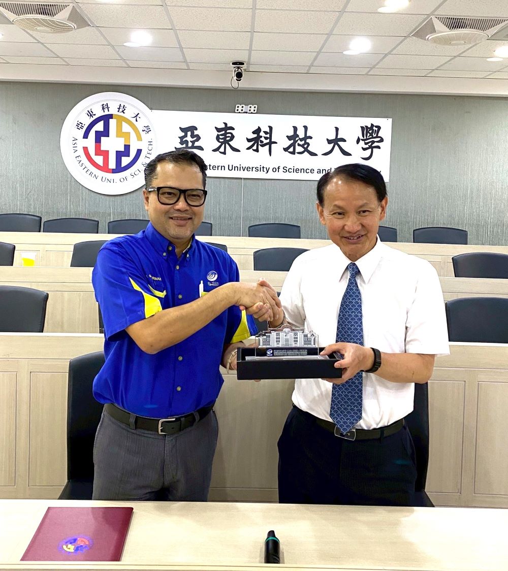 新階段合作再出發 亞東科大與UniMAP續簽MOU 4 《圖說》亞東科技大學與UniMAP簽訂學術合作備忘錄,左為UniMAP電子工程與技術學院院長Dr. Shahriman,右為亞東科大校長黃茂全。〈亞東科大提供〉