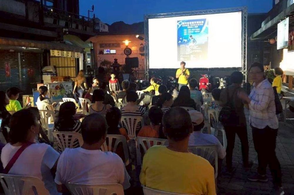 新北商圈初夏活動登場 九份有禮好客節打頭陣 2 《圖說》瑞芳老街商圈113年舉辦「瑞芳老街露天電影節」活動,還有臉書打卡抽獎活動。〈瑞芳老街商圈提供〉