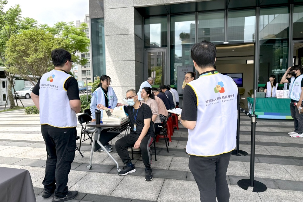 ▲承霖慈善基金會志工協助「心血來潮」捐血活動現場，落實「以行動支持醫療、以關懷滋養社會」的理念。(圖/承霖慈善基金會提供)