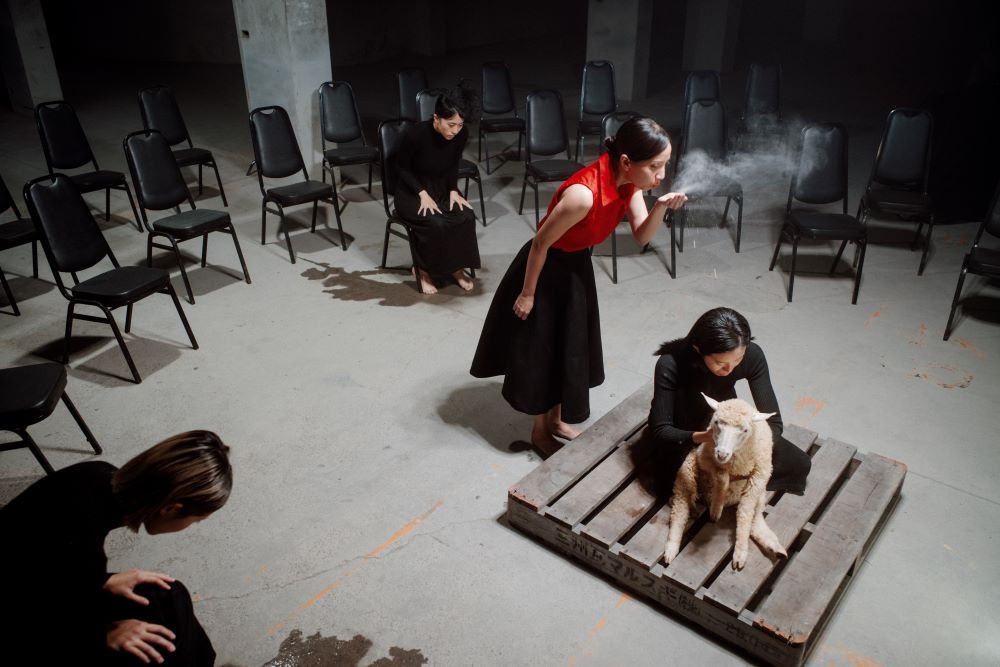 2025 NTT Arts NOVA 河床劇團╳PHI工作室╳歐納西斯文化《之間》_作品以基因複製、人工生命與失去為主題。（圖/台中國家歌劇院©蘇聖揚）