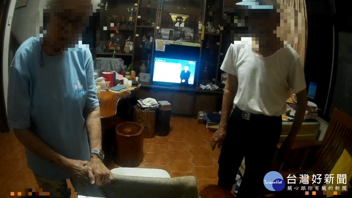 北鎮派出所員警護送老翁平安返家／警方提供<br /><br /> <br /><br /> 