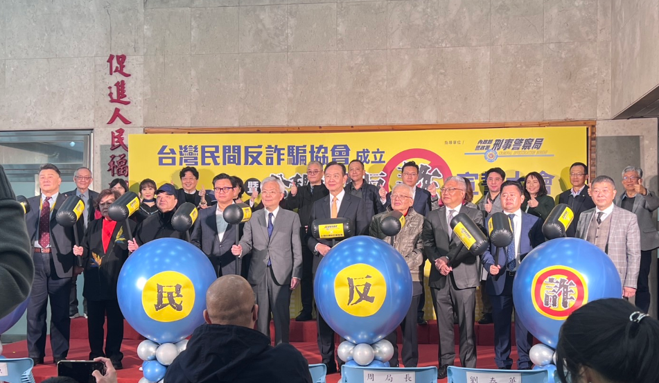 台灣民間反詐騙協會理事長許良源(左四)批評,臉書未善盡把關成詐團幫兇,研議提告。台灣民間反詐騙協會提供