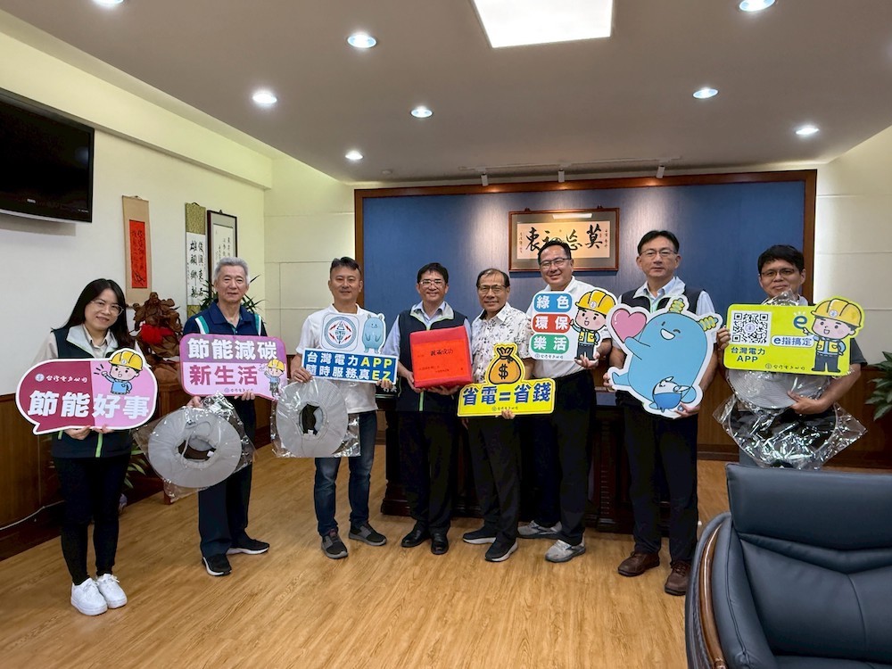 台電嘉義區處為展現企業關懷與在地連結,由處長許墩貴及常務理事林盈年親自率隊,前往東石鄉公所拜訪林俊雄鄉長,並贊助「114年嘉義縣第39屆龍舟競賽活動」。(圖/台電嘉義區處提供)
