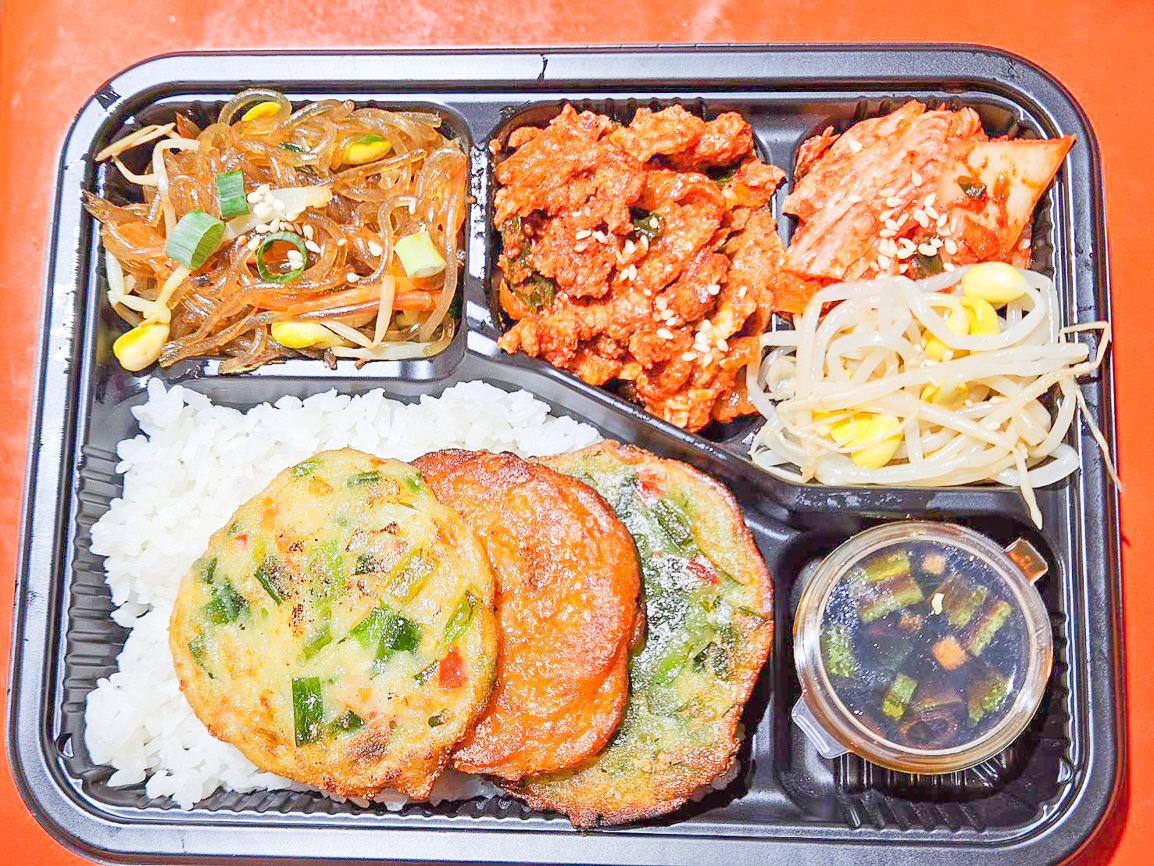 ▲Global Mall新左營車站「鐵路便當節」推家常飯朴老師「綜合便當」推薦價220元。（圖/Global Mall新左營車站提供）