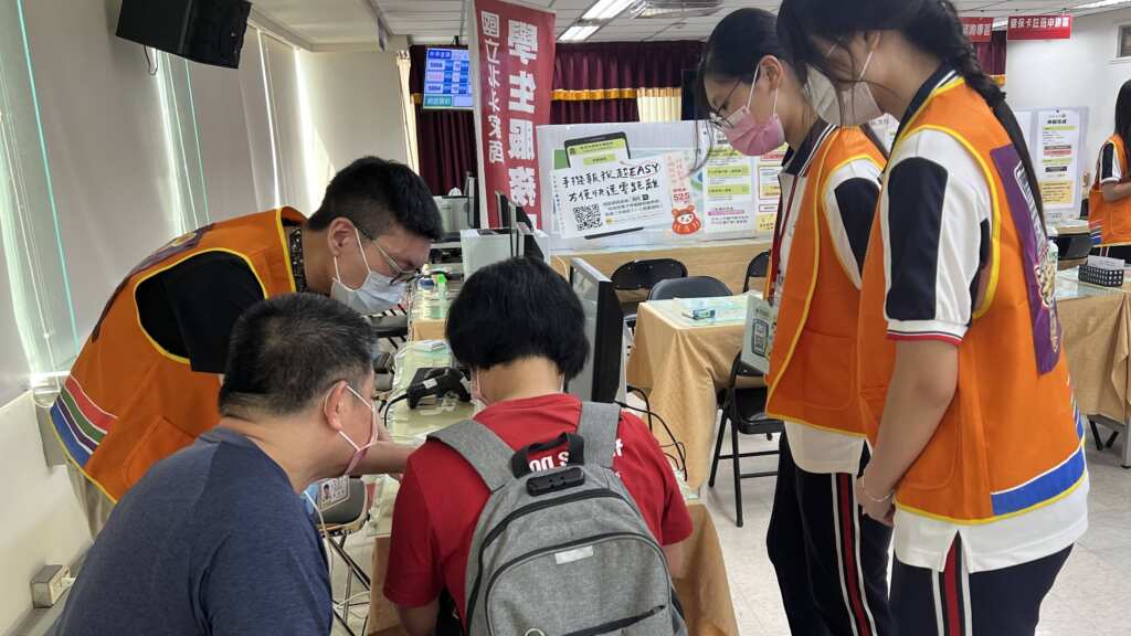 ▲北斗家商與國稅局北斗稽徵所攜手合作逾20年，今年再次派出由22名商經科高二、高三學生組成的「納稅服務隊」，協助鄰近鄉鎮民眾完成所得稅申報作業，獲得當地居民一致好評。（記者林明佑翻攝）