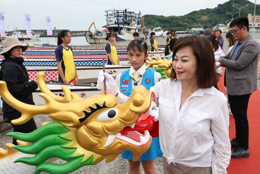 ▲基隆市副市長邱佩琳為參賽龍舟點睛祈福,象徵龍舟精神正式甦醒,為賽事揭開序幕。(基隆市政府提供)