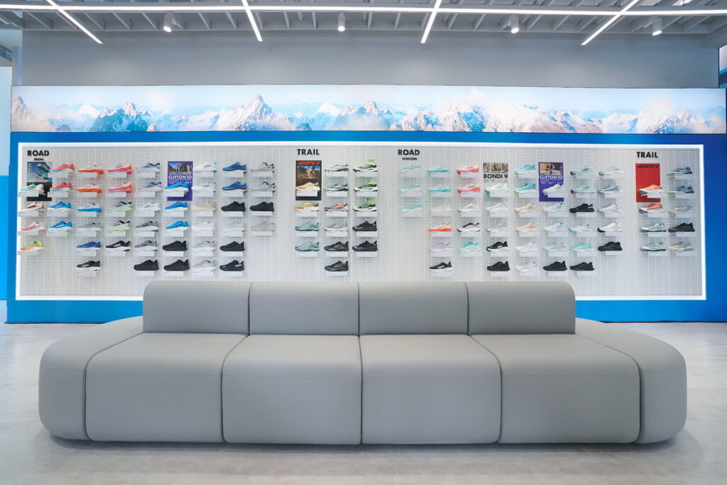 全台最大且同步全球店裝的全新「HOKA 遠東 Garden City門市」。