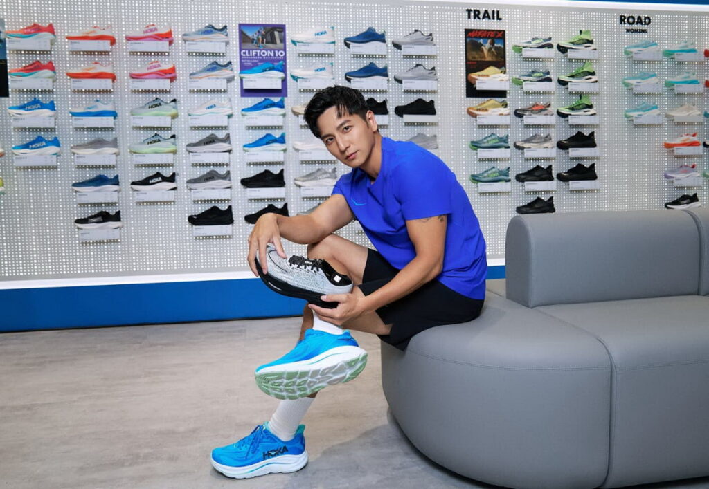 運動男神小煜熱情現身HOKA遠東Garden City門市。