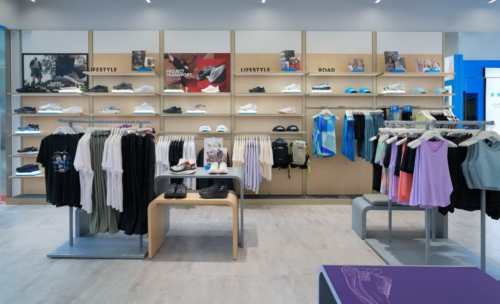 全台最大且同步全球店裝的全新「HOKA 遠東 Garden City門市」。