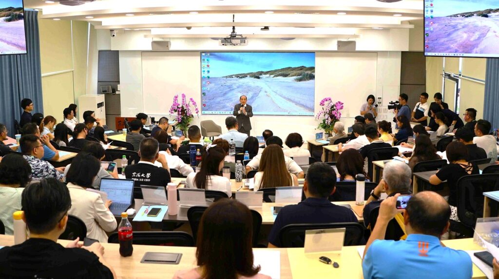 王金平獲聘為東海大學講座教授重返教育現場,第一門學分課以「國會管理的演繹」為題,將一甲子的政治治理經驗濃縮進課堂中。(圖/東海大學提供)