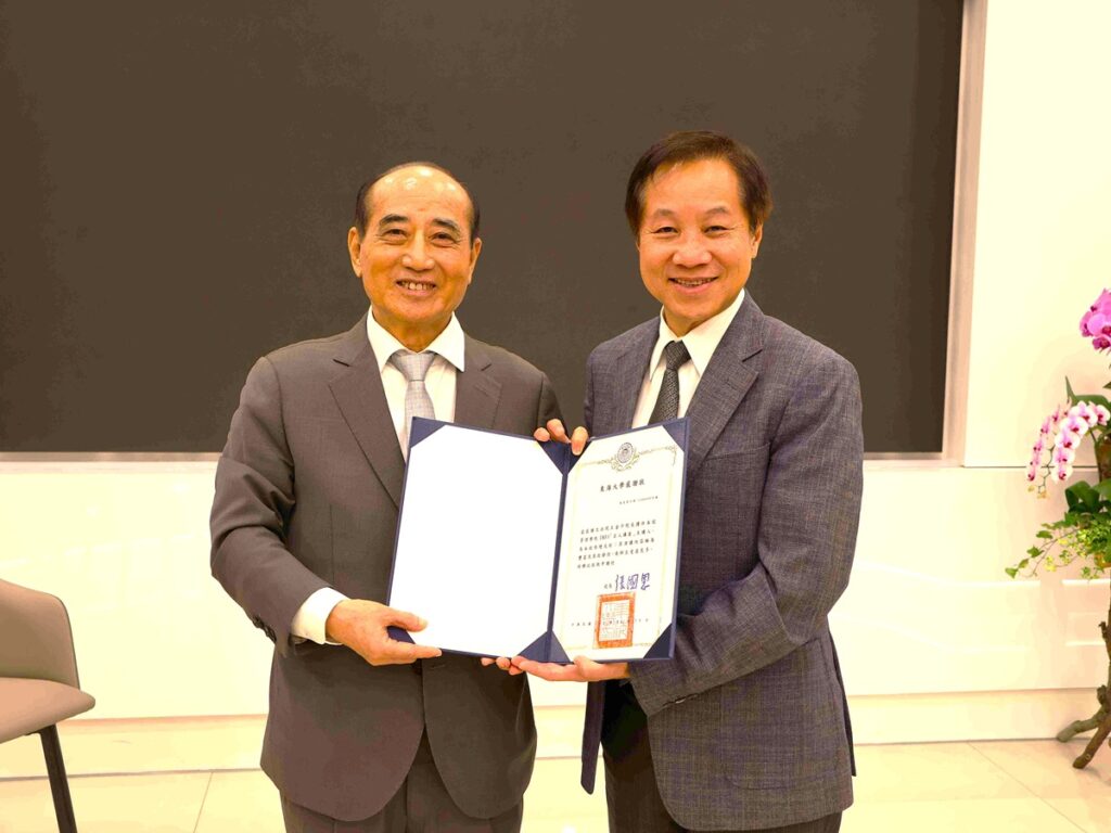 東海大學校長張國恩(右)聘任王金平為管理學院講座教授。(圖/東海大學提供)