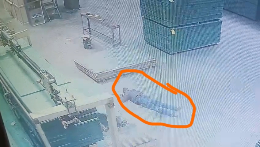 影／工廠死亡意外！膠合板噴射飛出「直擊印度員工頭部」　監視器影片瘋傳