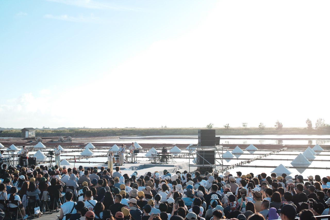 ▲▼田馥甄《田調》Live in life野地小巡演,台南井仔腳瓦盤鹽田。(圖/何樂音樂提供)