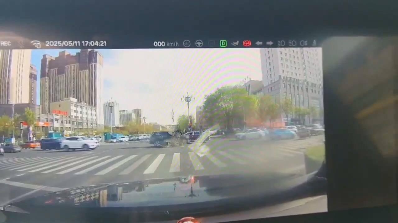 影／國中生雙載沒戴安全帽！時速100闖紅燈撞轎車「空翻2圈」重摔身亡　影片陸網瘋傳