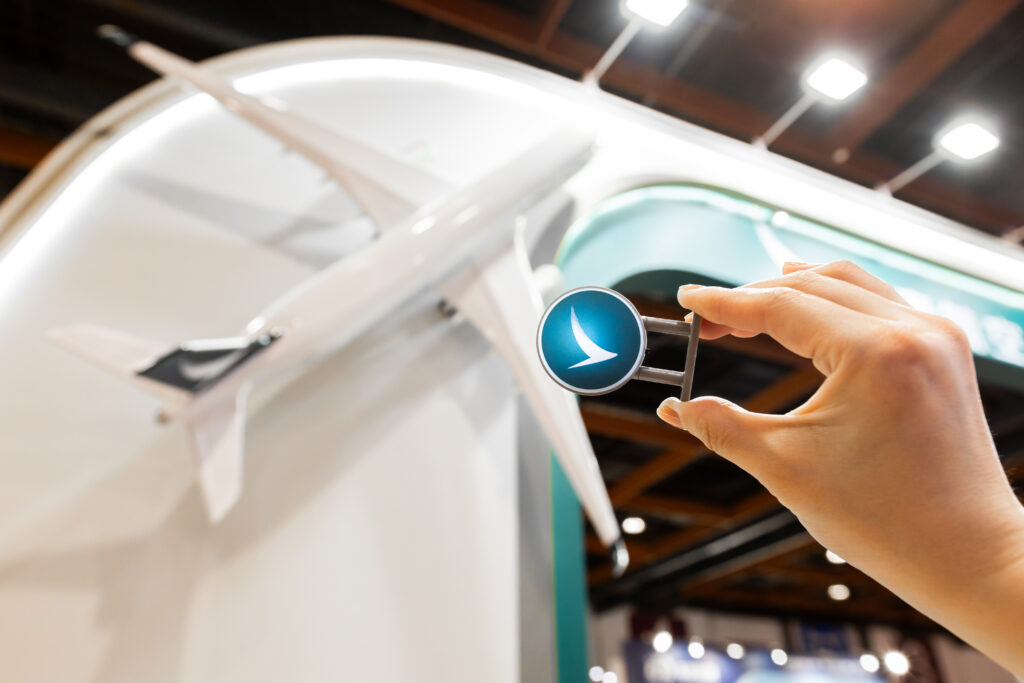 國泰航空2025 TTE台北國際觀光博覽會亮相 限時優惠再抽萬元機票折抵金 4 民眾於國泰航空旅展攤位出示國泰航空的國泰會員,即可獲得「國泰航空小燈磁鐵」乙個 0