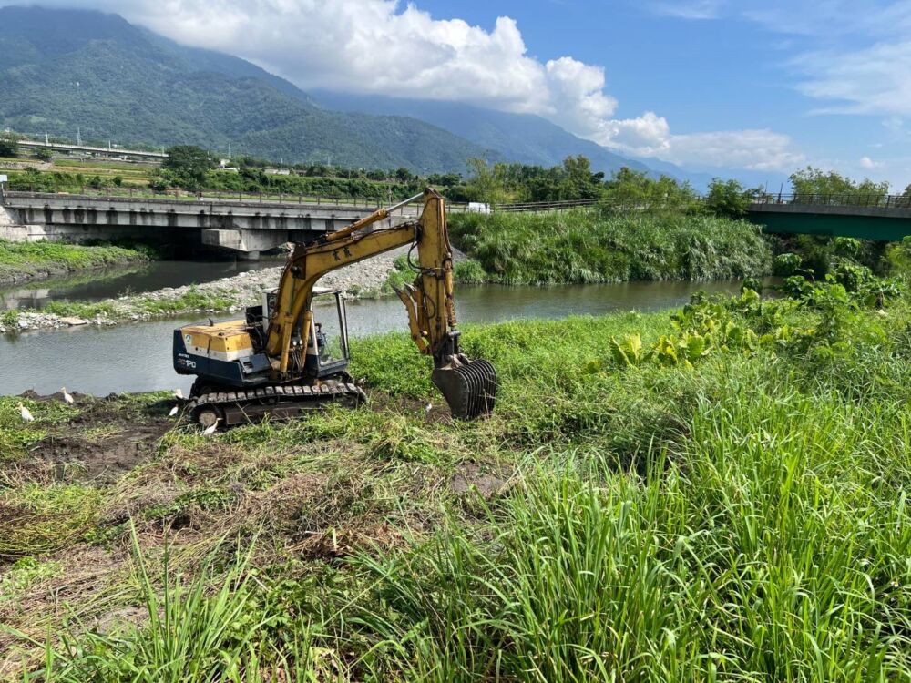 陳宏宗憂關山紅石溪雜樹堵河道 莊瑞雄現勘第8河分署今進場排除 222 陳宏宗憂關山紅石溪雜樹堵河道 莊瑞雄現勘第8河分署今進場排除 221