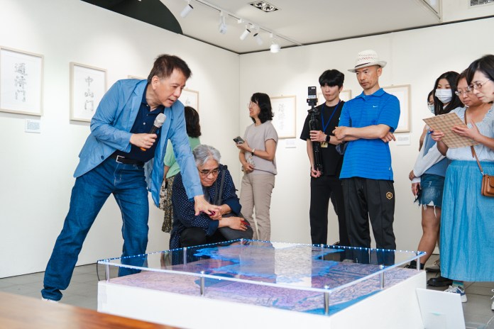 帶民眾重新認識桃園 中原大學藝術中心推雙展 07 中原大學陳歷渝老師導覽介紹地圖裝置,展現桃園與南京的雙城意象。 0