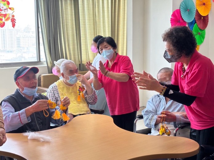 北榮桃分院長樂居長輩化身志工 走進護理之家傳遞佳節祝福 77 43