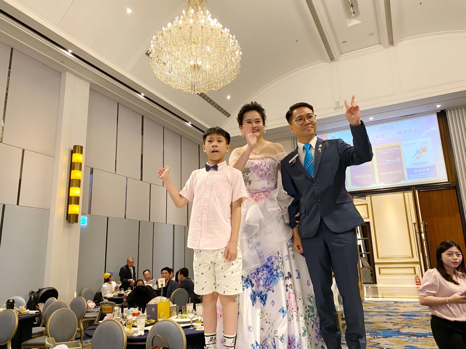 桃園青埔扶輪社社長黃聖翔伉儷偕愛兒走入場秀。(記者包克明 攝)