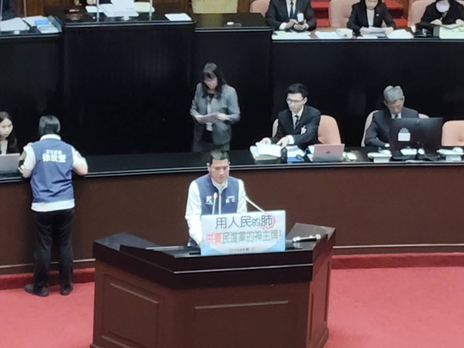 黃仁提出5大改革建議,要求政府不要再拿供電穩定當藉口。(圖/黃仁國會辦公室)