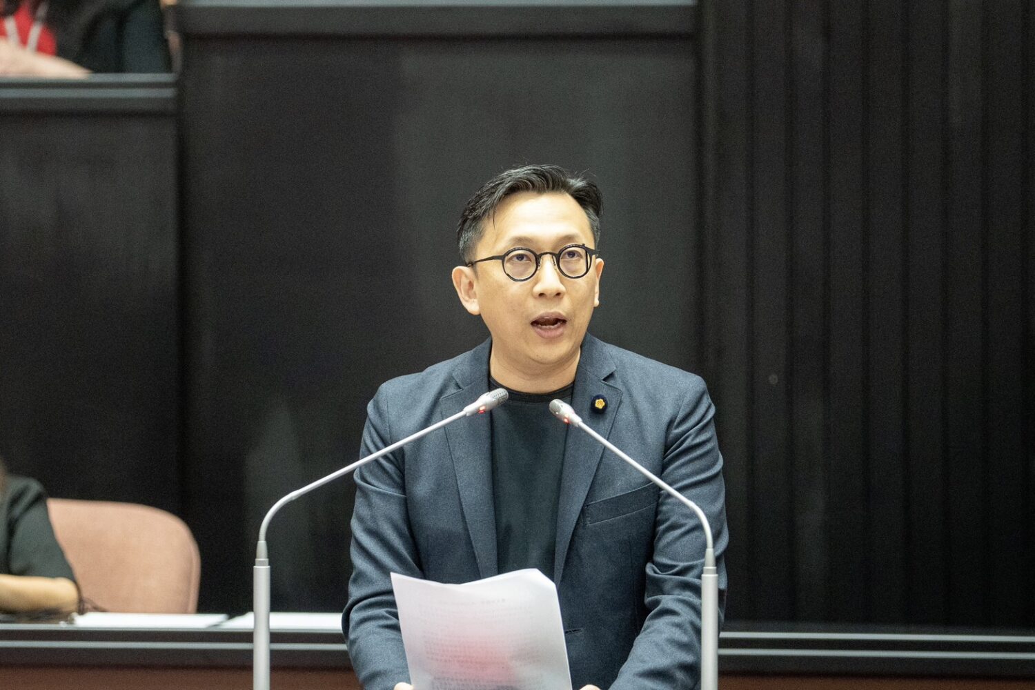 針對行政院沒有把樽節的刀口指向中央政府,卻刪除地方「一般性補助款」。葛如鈞直指民進黨政府,「這根本是違法亂紀,把責任轉嫁人民和地方政府!」。(圖/葛如鈞國會辦公室)